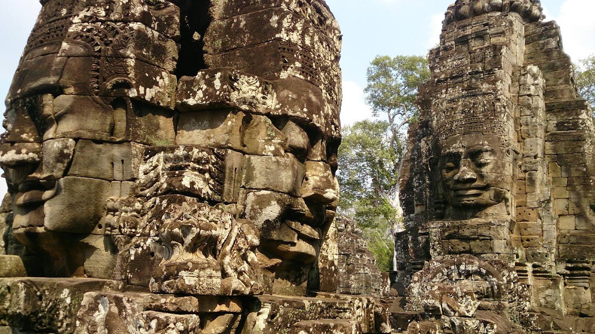 Angkor wat head statues
