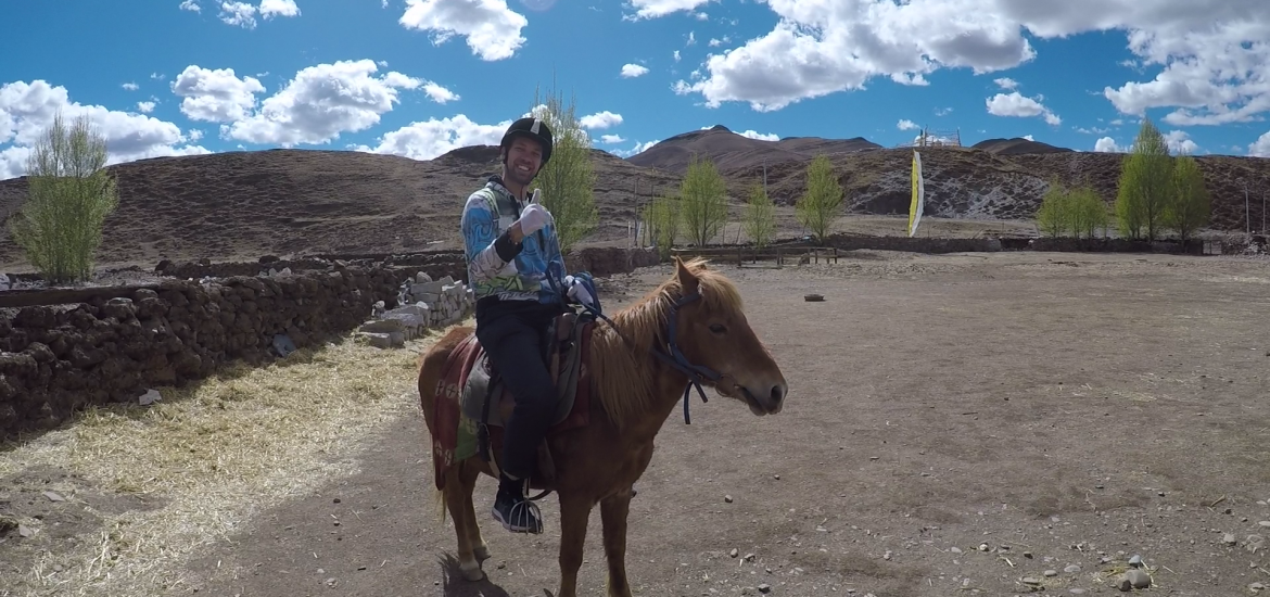 riding horse in daocheng